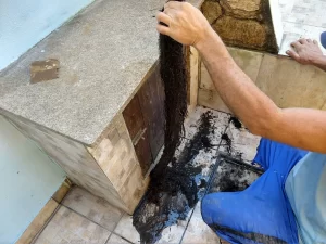 Como desentupir calhas do telhado