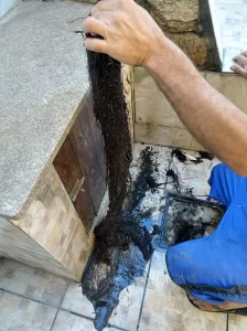 Como desentupir ralos no quintal e ralo de box de banheiro