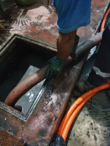 Executando um desentupimento de uma rede de esgoto na cidade de Niterói,RJ